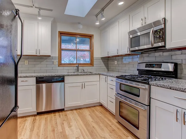 8970 SW Homewood St — Photo 4