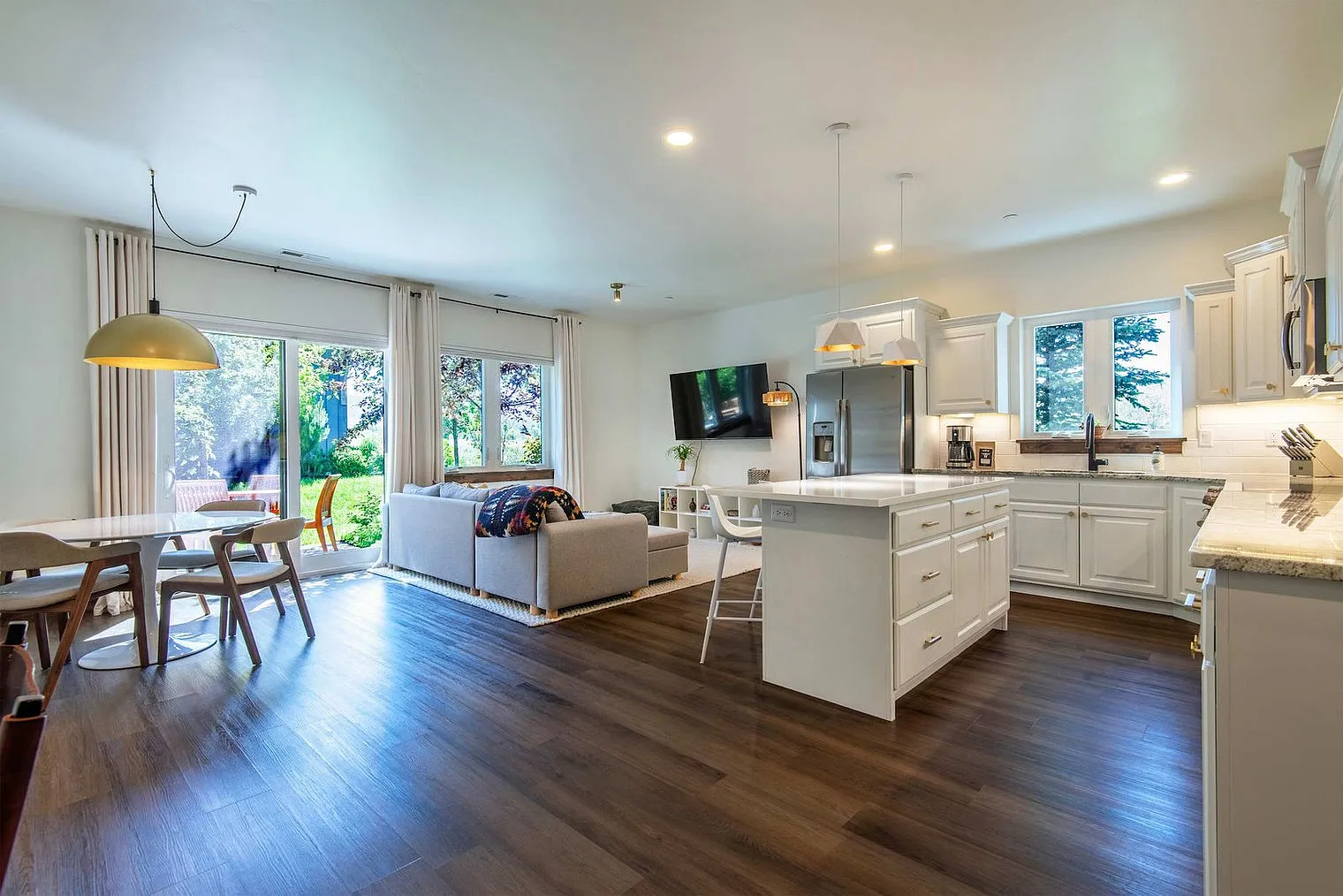 2 bed, 2.0 bath, 1388 sqft, $6,092 — Photo 3