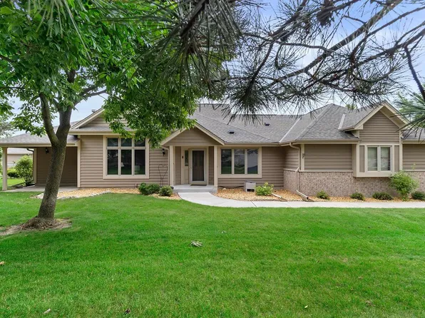 W240N2365 E Parkway Meadow CIRCLE #A, Pewaukee, WI 53072