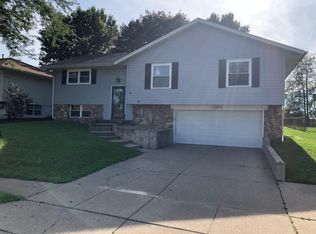 5810 Oakbrook Rd, Davenport, IA 52806