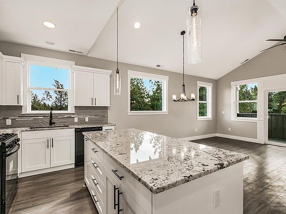 3rd image of 20665 SE Pelican Butte Pl