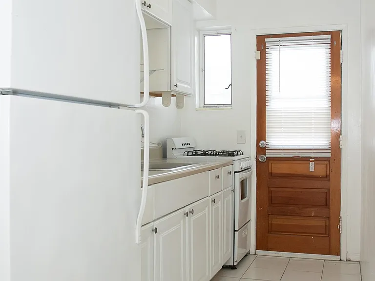 really nice big kitchen - gas stove and full size refrigerator - lg countertop