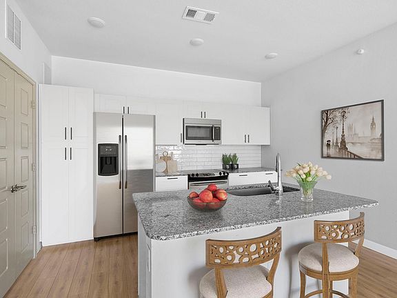 2nd image of 3101 Palm St #2B-2Ba-995Sqft