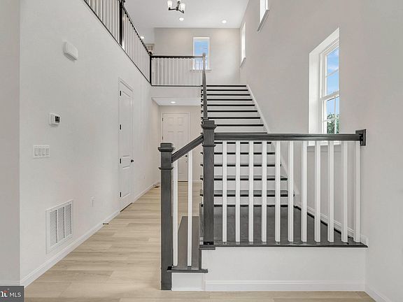 3rd image of 2060 Springvale Dr