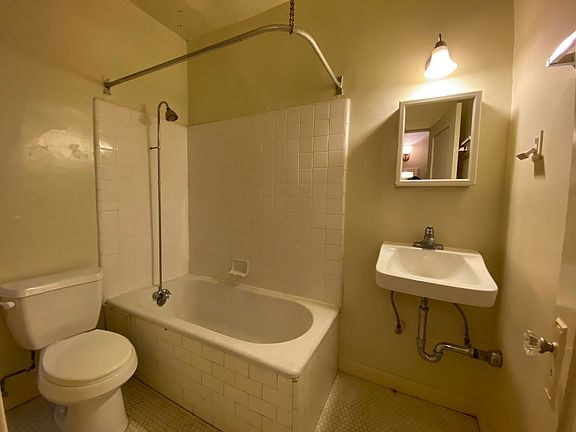 3rd image of 2529 W 4th St APT 204