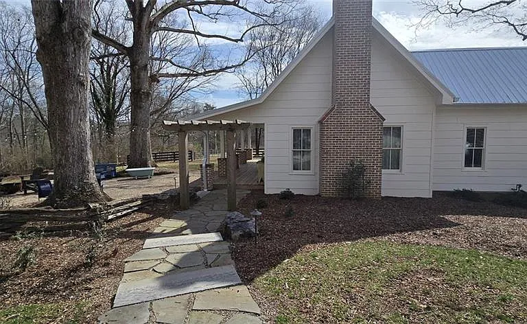 812 Bessie Ln — Photo 4