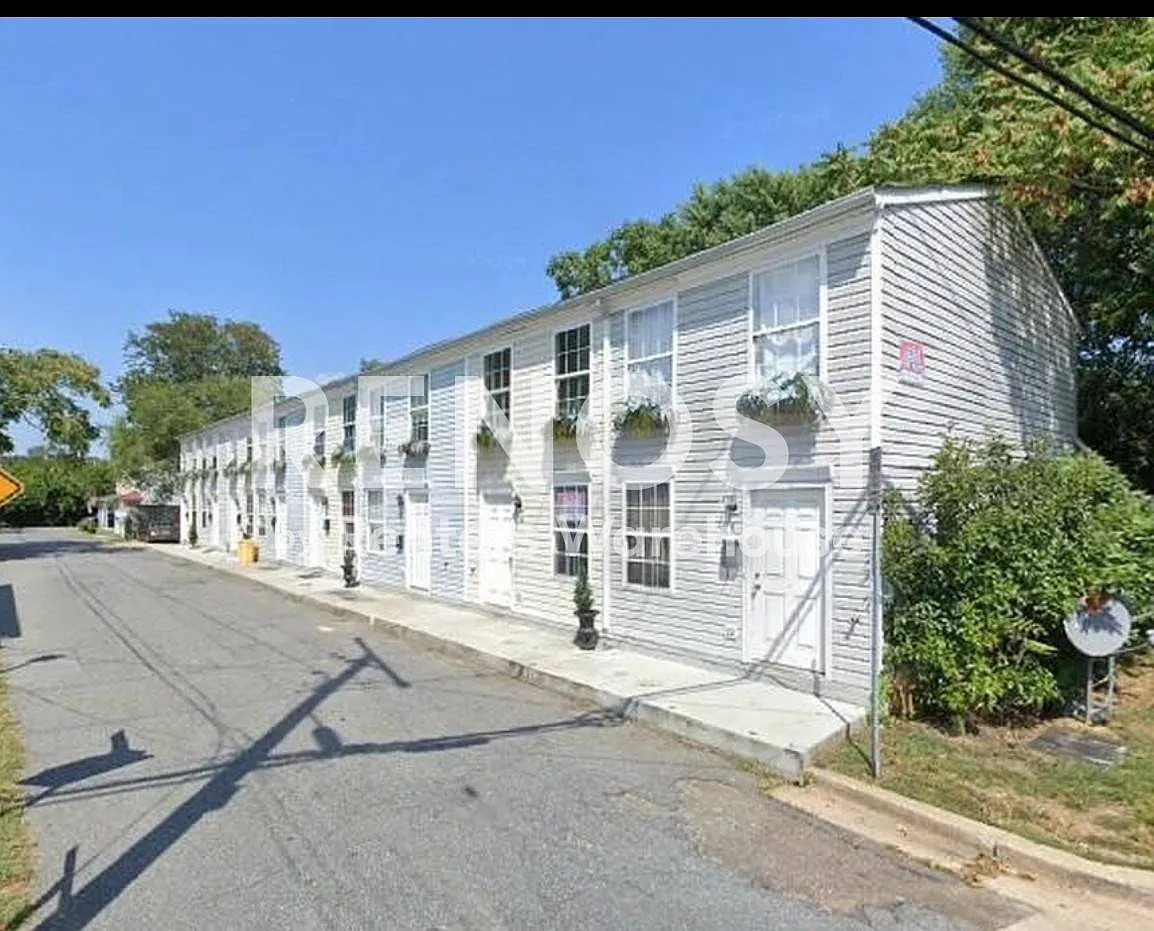 Available Now - Updated 2 Bedroom 1. 5 Bath Townhome. Walking Distance To Downtown — Photo 1