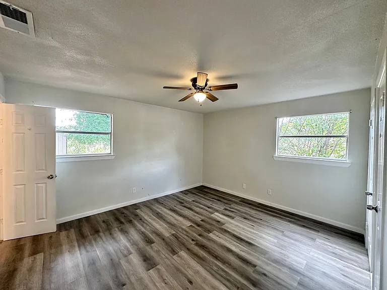 1410 Hammond Dr — Photo 18