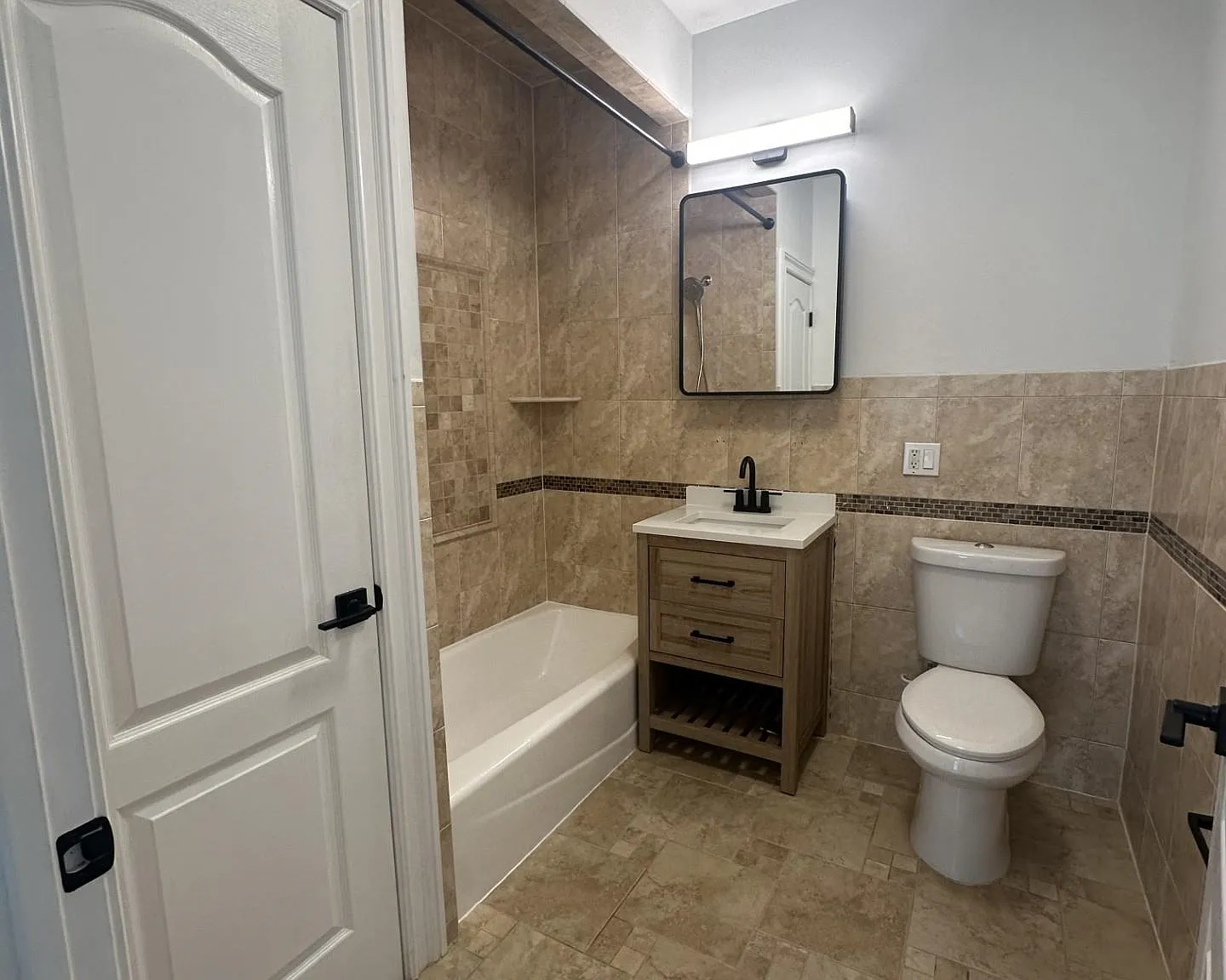 1 bed, 1.0 bath, 900 sqft, $2,450 — Photo 2