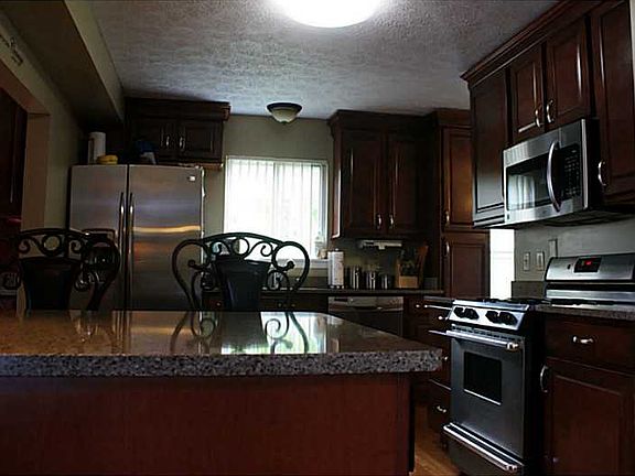 4th image of 204 Randy Ln
