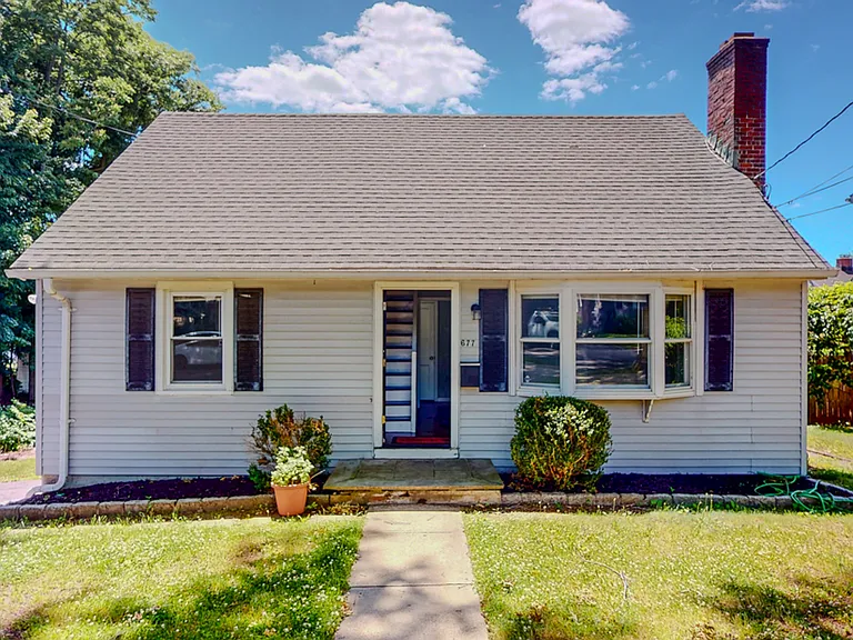 677 Garfield Ave — Photo 2