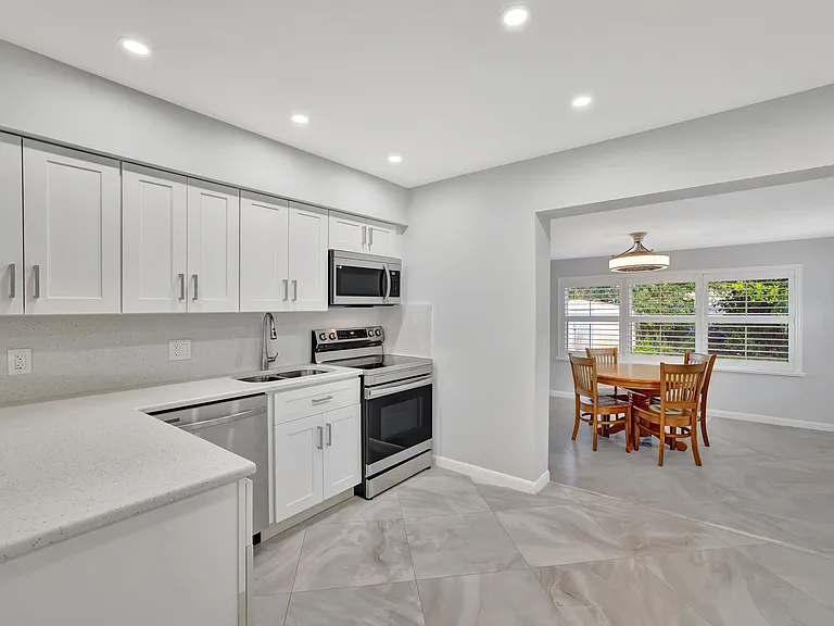 1824 SW 29th St — Photo 5