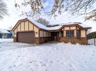 7676 Upper 24th St N, Oakdale, MN 55128