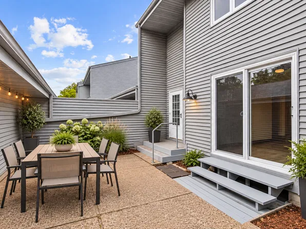 2646 Mackubin St, Roseville, MN 55113
