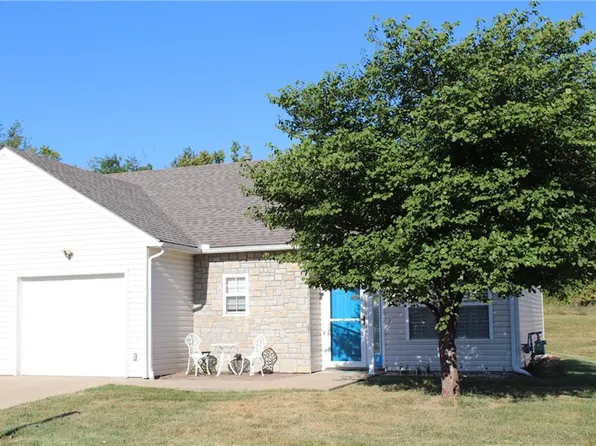 1661 Fall Creek Dr, Tonganoxie, KS 66086
