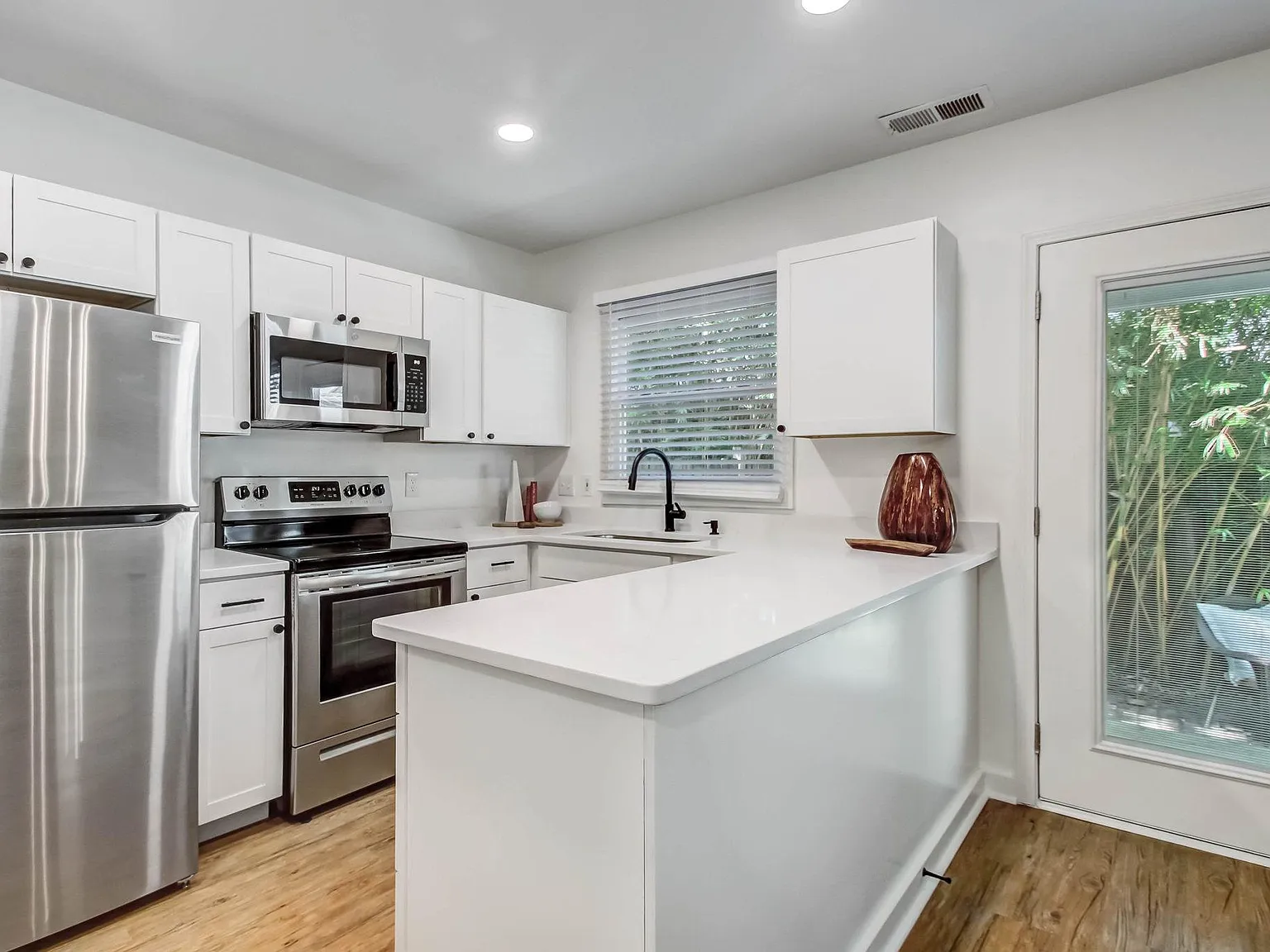 516 E Charlton Ln — Photo 4