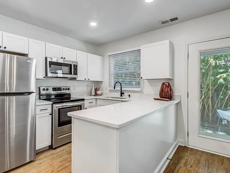 516 E Charlton Ln — Photo 4
