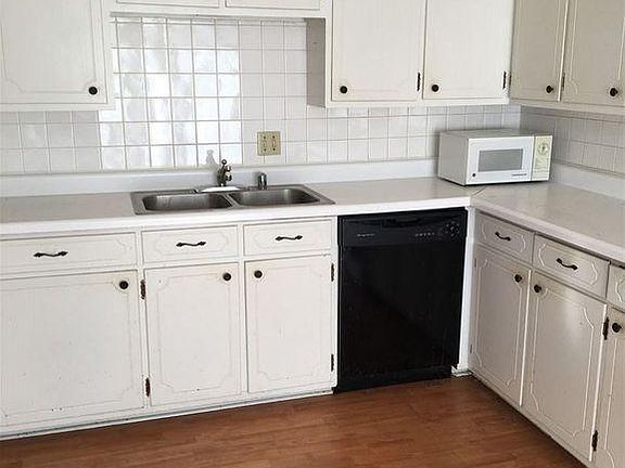Large Kitchen with dishwasher