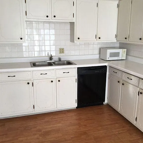 Large Kitchen with dishwasher