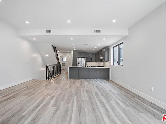 3rd image of 4815 Elmwood Ave #1/2