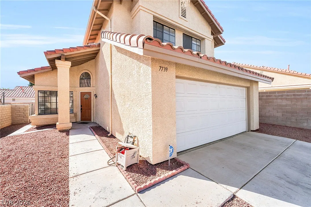 3 bed, 2.5 bath, 1558 sqft, $2,183 — Photo 2
