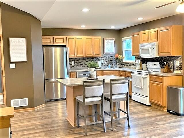 1st image of 537 S Woodpine Dr