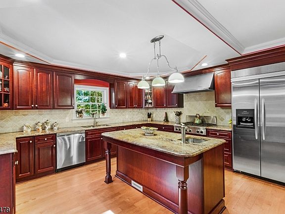 5th image of 20 Dogwood Dr