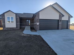 129 Springlake Dr, Newton, KS 67114