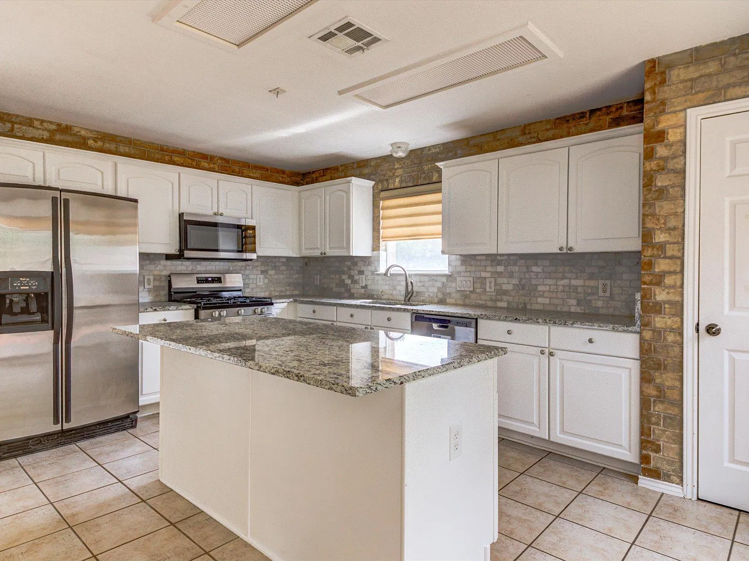 4 bed, 2.5 bath, 2143 sqft, $2,150 — Photo 4