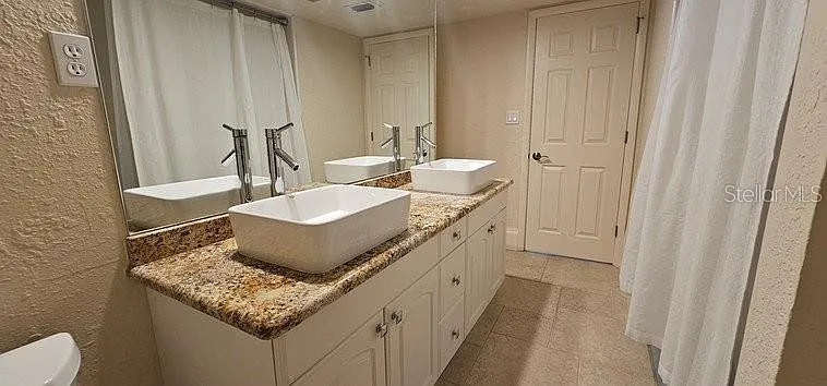 3 bed, 3.0 bath, 2096 sqft, $3,500 — Photo 4