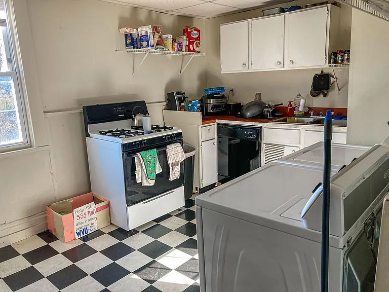 390 Forest Avenue — Photo 12