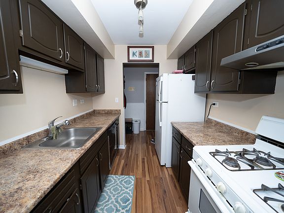 3rd image of 2037 Country Club Dr APT 5