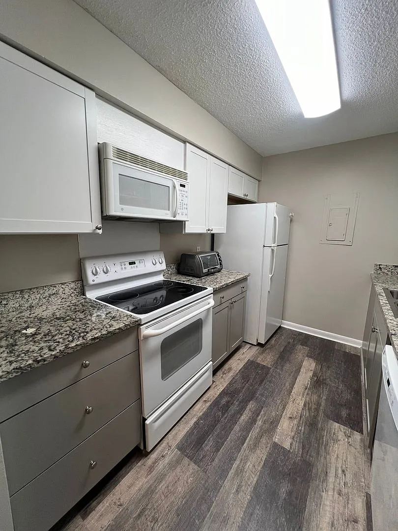 Remodeled Nw Raleigh 3 Bedroom Condo In Martinique--Swimming Pool- Updated Primary Bathroom — Photo 4