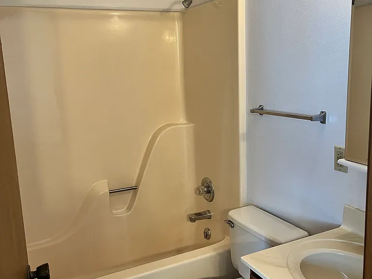 404 N Hesperia St #C — Photo 6