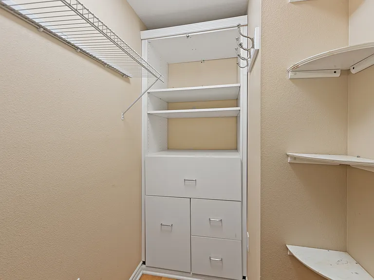 300 W Beech St #3 — Photo 10