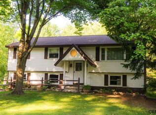 11 Bayberry Dr, Halfmoon, NY 12065