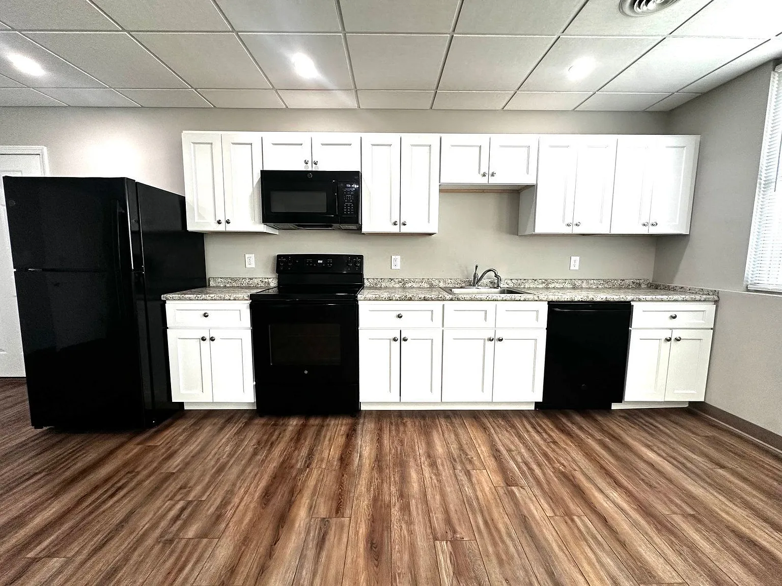 2 bed, 1.0 bath, $1,895 — Photo 2