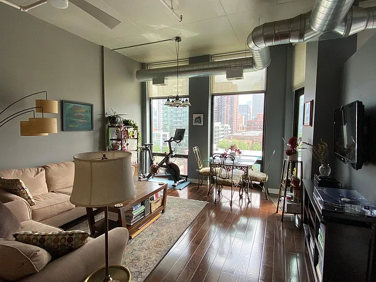 740 W Fulton St — Photo 1
