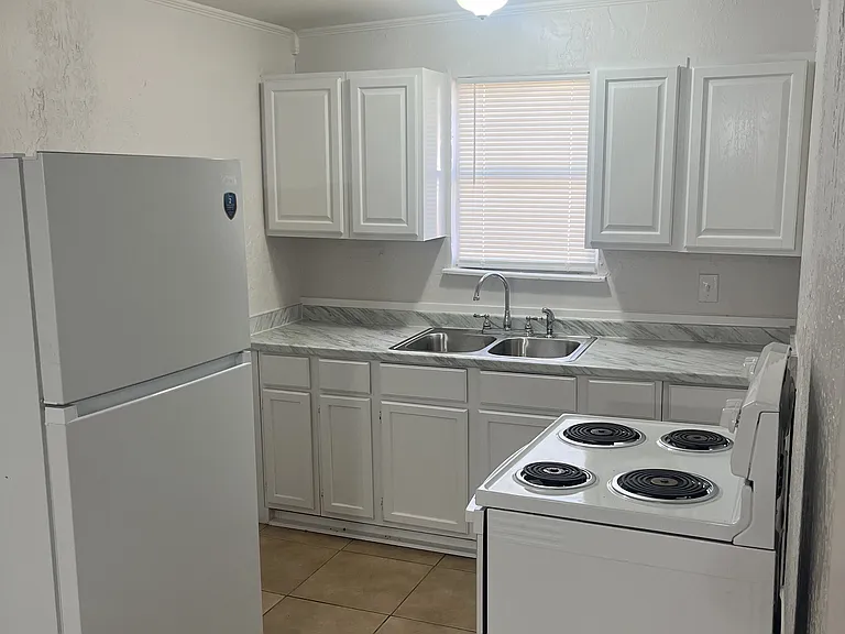 2406 NW 4th St — Photo 3