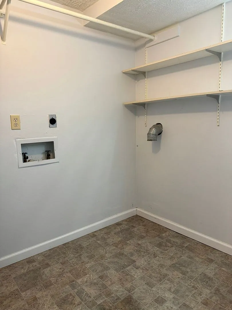 Charming Two-Story Retreat: Your Home Awaits in Bloomington! — Photo 4
