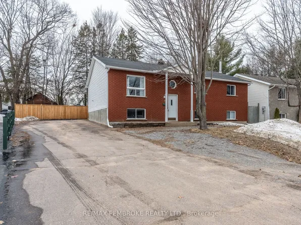 24 Earl St, Petawawa, ON K8H 3M4
