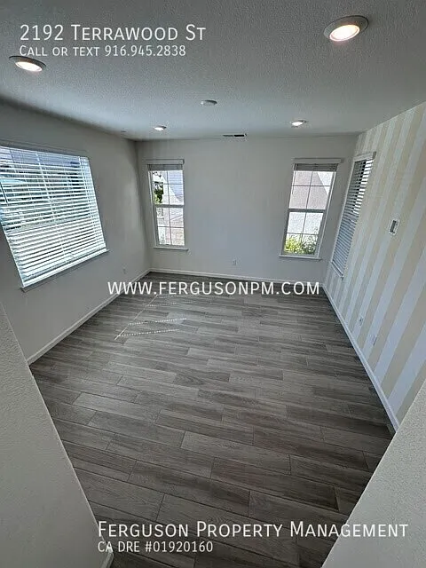Like New Solar Home Close to the Nugget Shopping Center — Photo 4