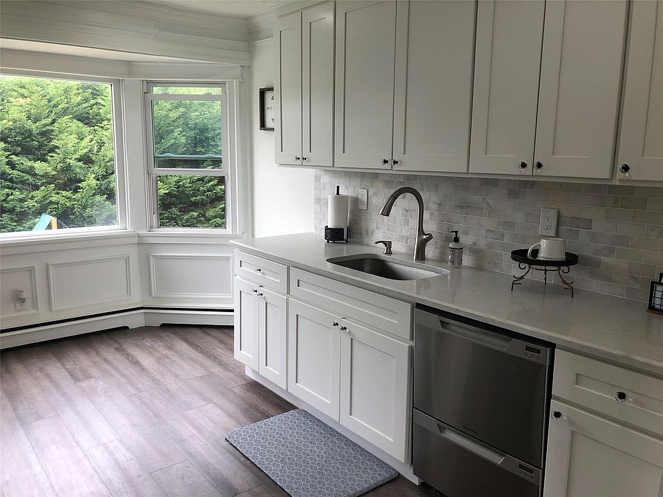 Fully tiled kitchen with granite counters and backsplash