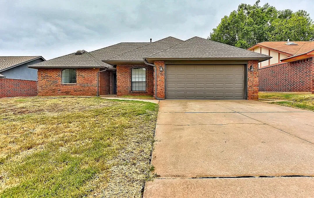 1701 Whispering Creek Dr — Photo 2