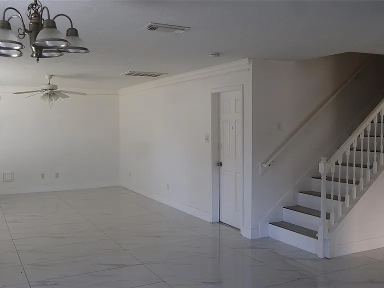 710 Hidden Rdg W — Photo 17