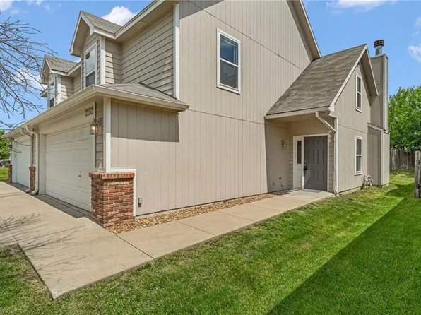 2752 Grand Cir, Lawrence, KS 66047