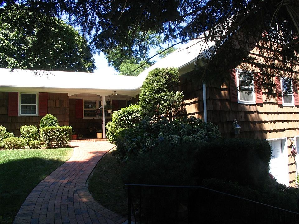 1st image of 11 Hemlock Dr
