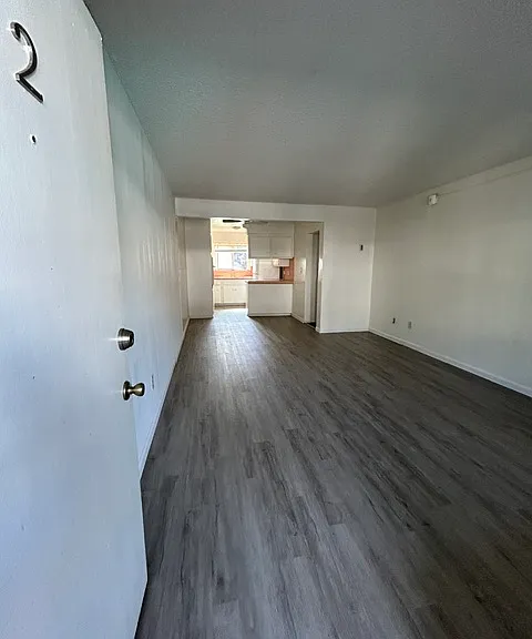 Aristocrat Apartments — Photo 8