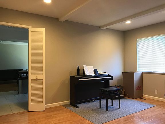 3rd image of 843 Iris Ave