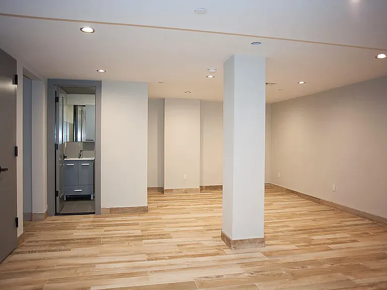 18 Stanhope St #1A — Photo 11